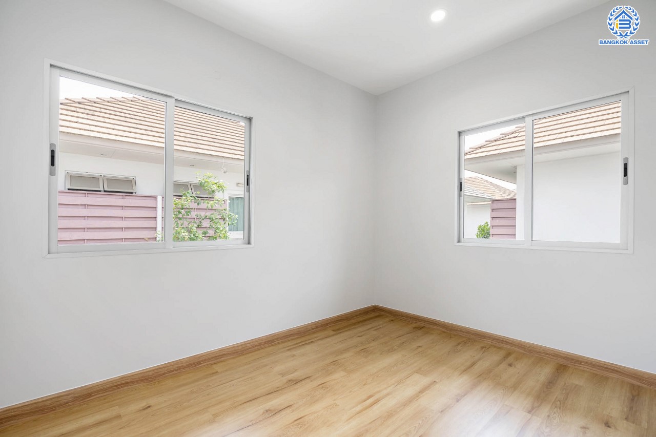 บ้านมือสองตกแต่งใหม่ ม.วิลล่าการ์เด้น3 บางกรวย-ไทรน้อย เนื้อที่ 52 ตร.ว. ฟังก์ชัน 3 ห้องนอน 3 ห้องน้ำ จอดรถได้ 2 คัน บรรยากาศเป็นส่วนตัว บนทำเลศักยภาพ ใกล้เซ็นทรัลเวสต์เกต เชื่อมต่อหลายเส้นทาง ถ.รัตนาธิเบศร์, ถ.กาญจนาภิเษก และราชพฤกษ์ และรถไฟฟ้า "สถานีบางพลู"